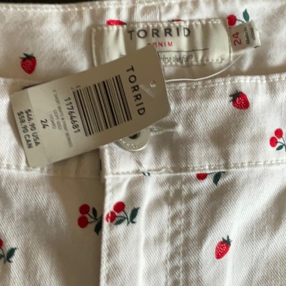 NWT Torrid shorts white cherry berry print size 24 - Picture 5 of 6